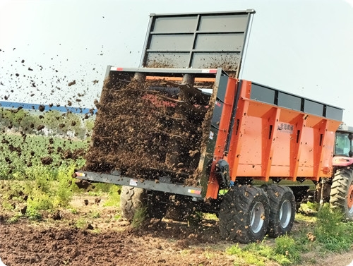 臺(tái)灣 大型農(nóng)田撒糞車